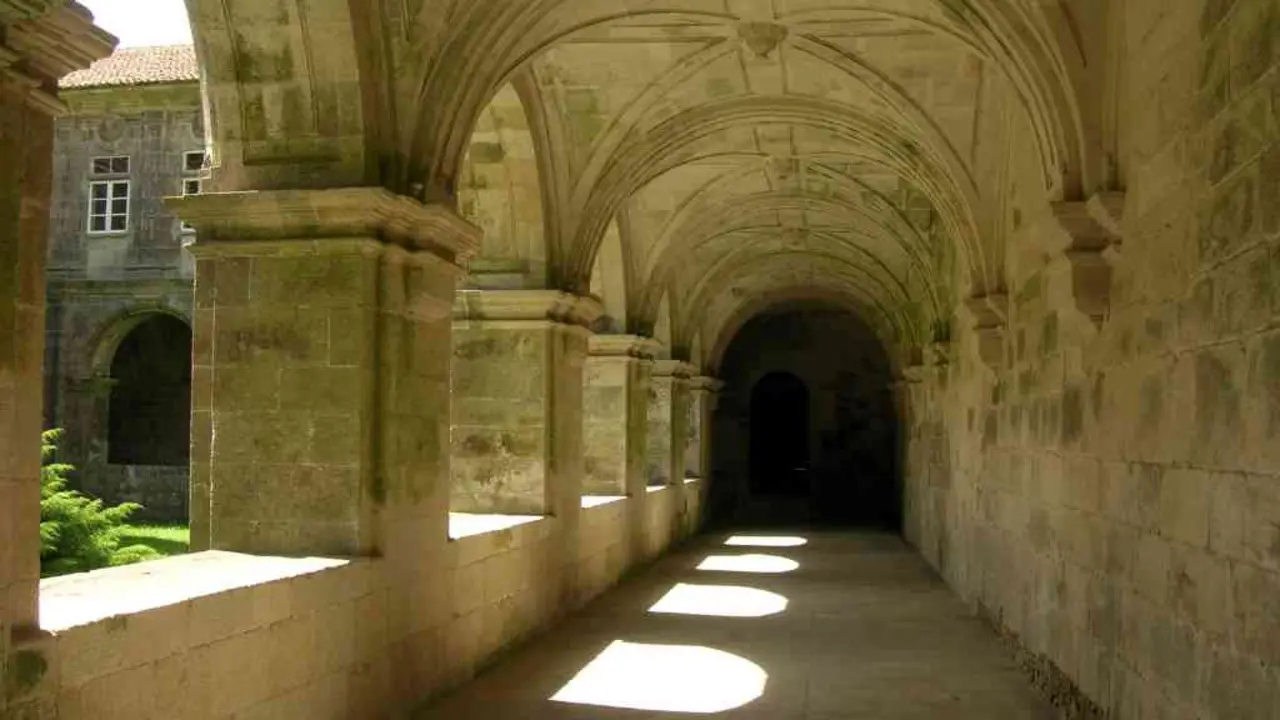 Claustro do mosteiro de Santa Mar&iacute;a de Sobrado dos Monxes, onde Olag&uuml;e residiu a maior parte da s&uacute;a vida.