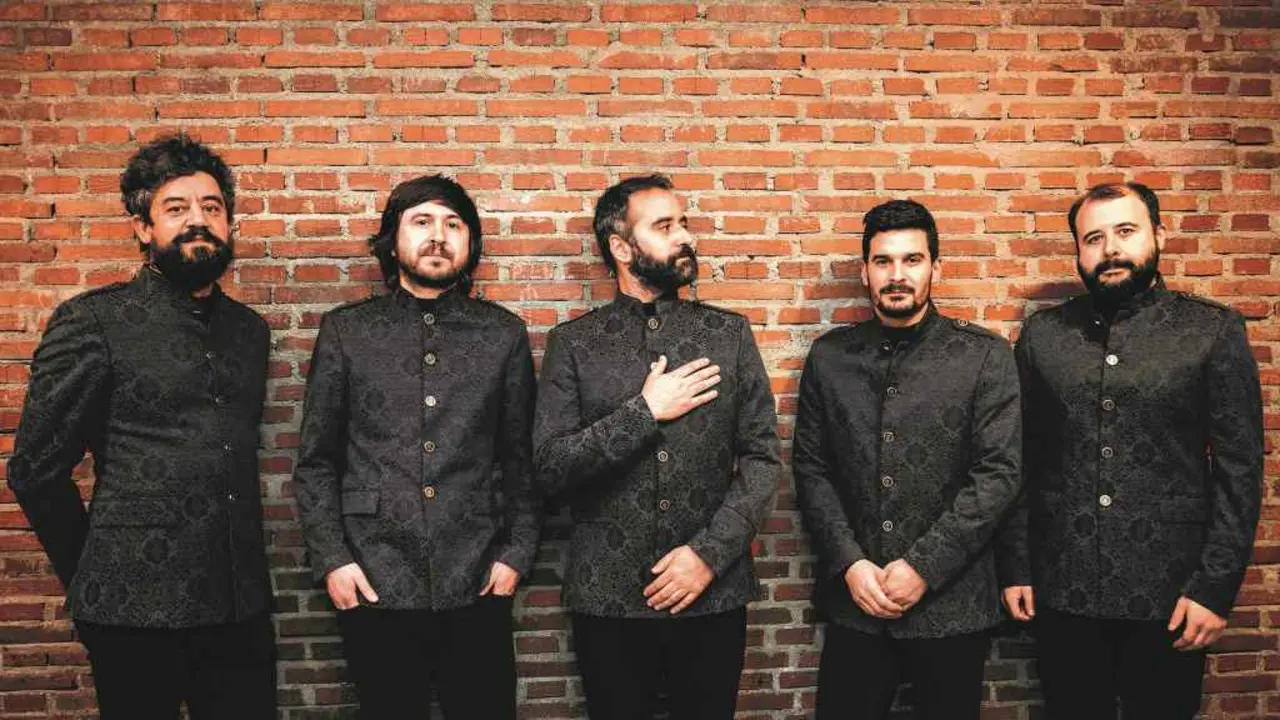 Manuel Caamagno, cantante do grupo Familia Caamagno, no centro da foto. (Foto: Aigi Boga)