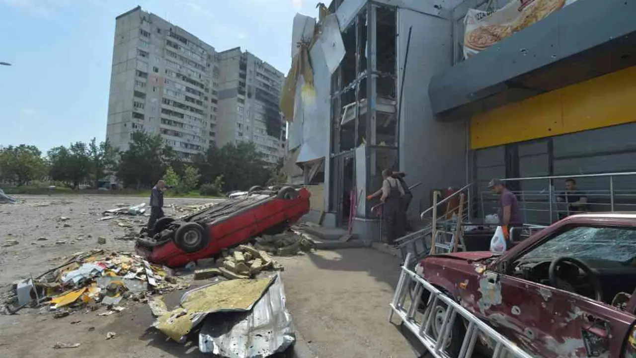 Restos dun ataque na cidade de Kh&aacute;rkhiv. (Foto: Europa Press)