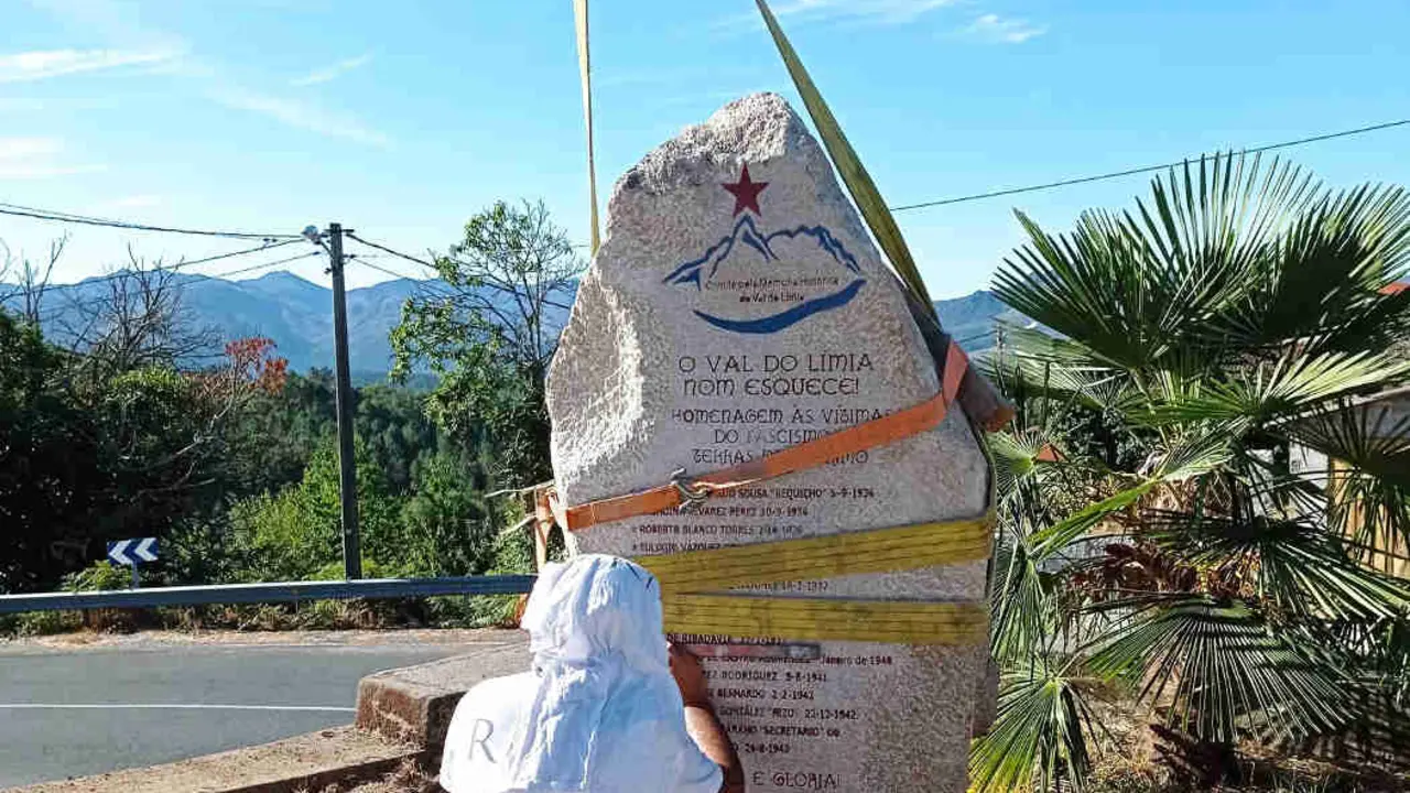 Colocaci&oacute;n do monolito en homenaxe &aacute;s v&iacute;timas do fascismo. (Foto: Comit&eacute; pola Mem&oacute;ria Hist&oacute;rica do Val do L&iacute;mia)