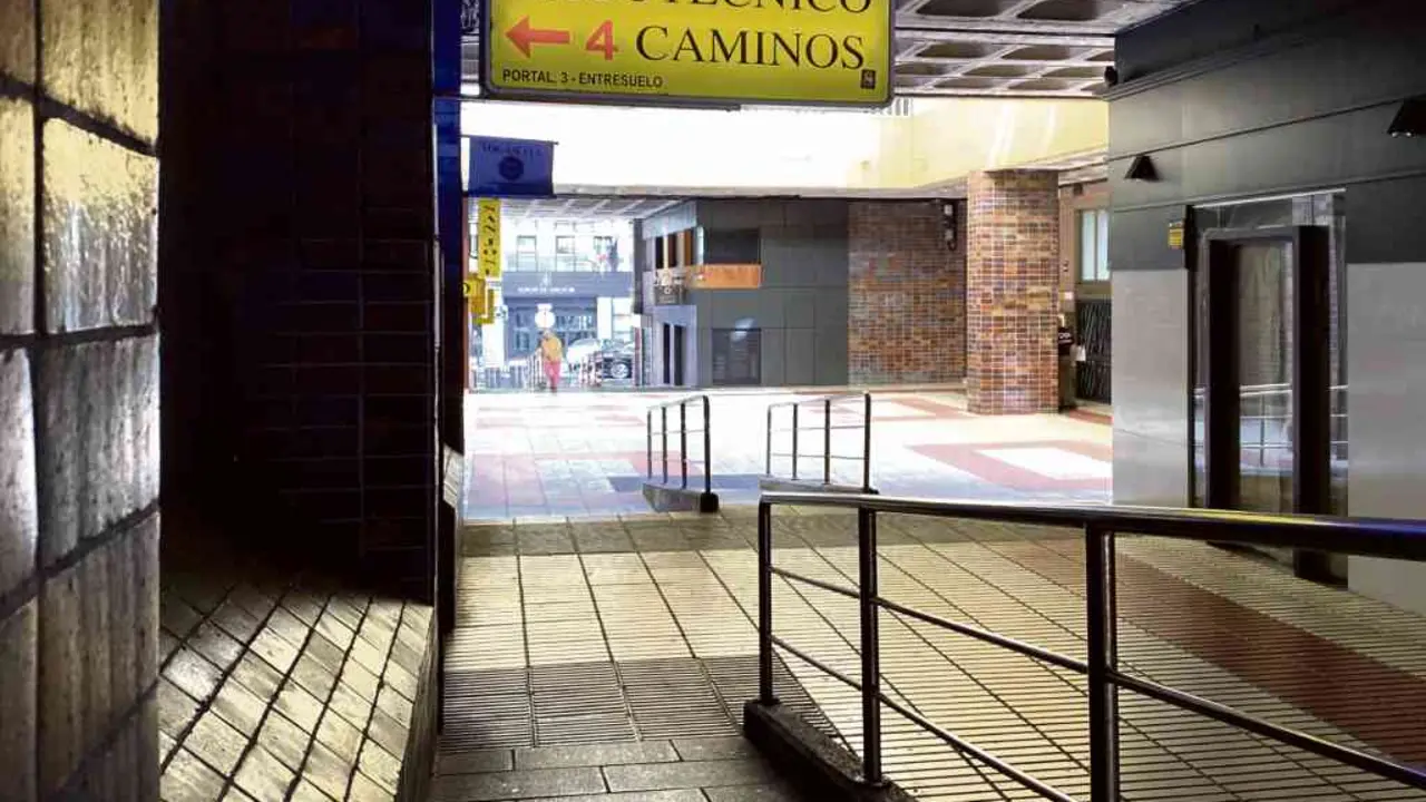 Espazos na galer&iacute;a comercial dunha gran maz&aacute; porosa.