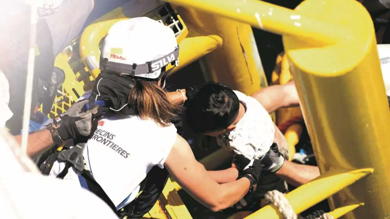 Rescate no mar Mediterr&aacute;neo. (Foto: M&eacute;dicos Sen Fronteiras)