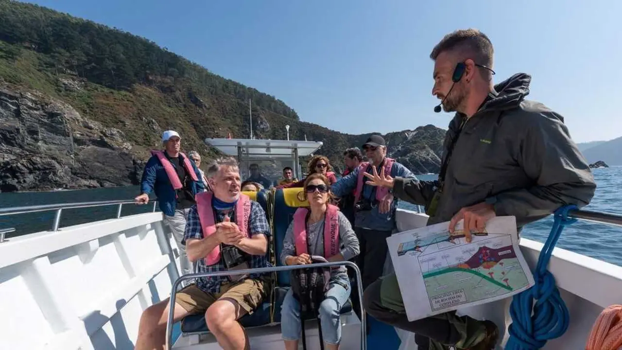 Visita da delegaci&oacute;n enviada pola Unesco &aacute; zona. (Foto: Proxecto de Xeoparque do Cabo Ortegal)