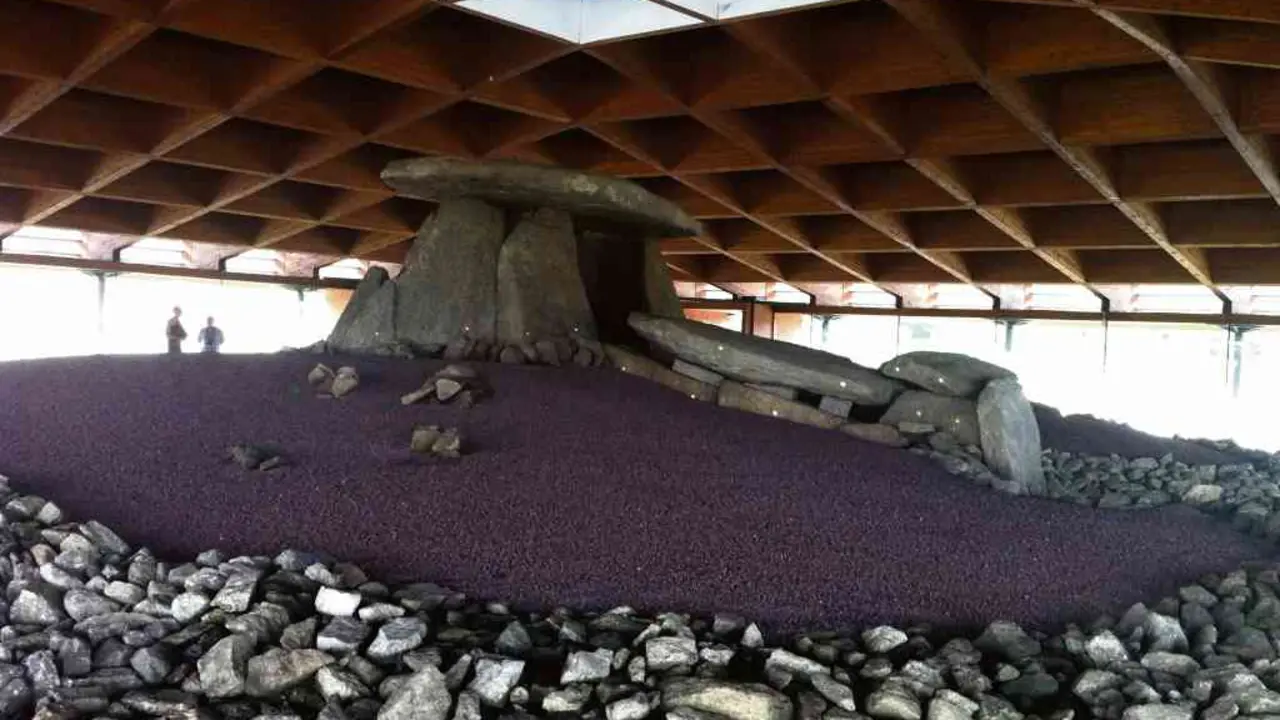 O dolmen de Dombate, en Cabana de Berganti&ntilde;os, incorp&oacute;rase este ano aos escenarios presentes en Espazos Sonoros.(Foto: Piquito)
