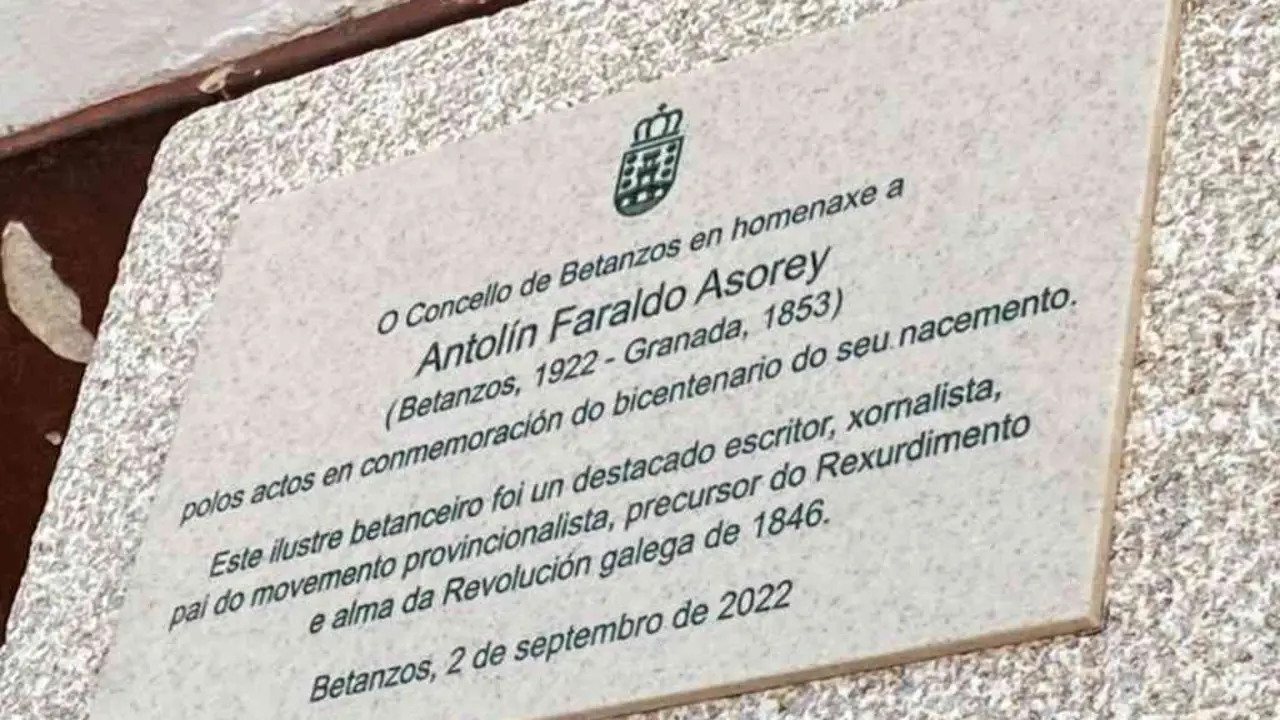 Placa conmemorativa no concello de Betanzos coas erratas. (Foto: @BustoDopazo/Twitter)