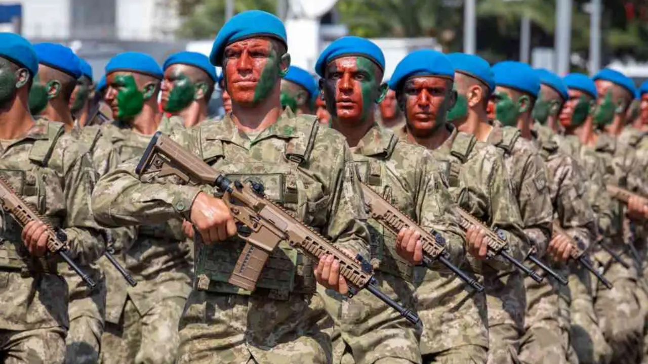 Desfile militar das tropas turcas. (Foto: Europa Press)