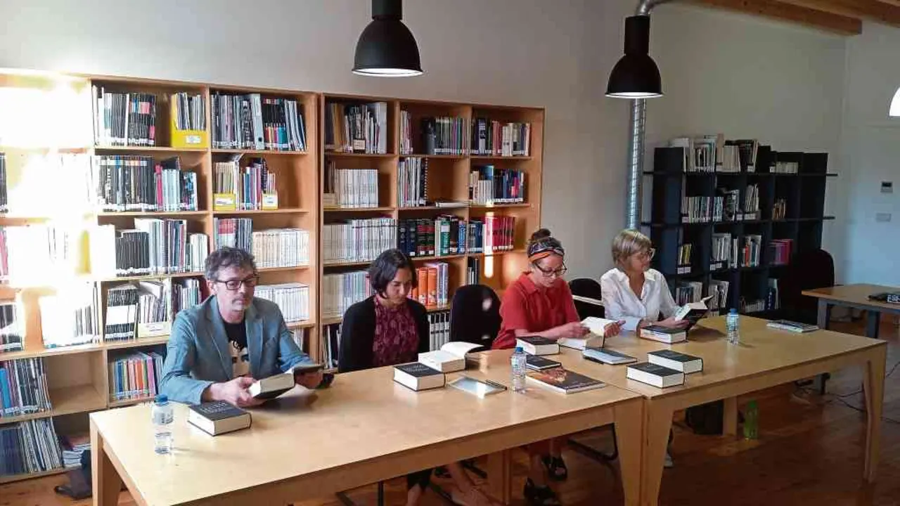 Z&eacute; Paredes, Vanesa Sotelo, M&oacute;nica Cama&ntilde;o e Sof&iacute;a Lobo na lectura de textos posterior &aacute; presentaci&oacute;n.