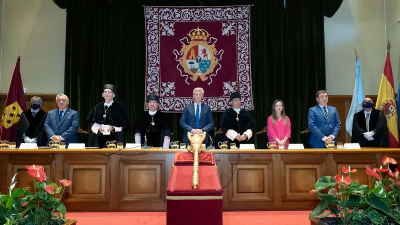 Acto de benvida ao novo curso acad&eacute;mico, nunha das sedes da USC en Compostela. (Foto: David Cabez&oacute;n / Xunta)