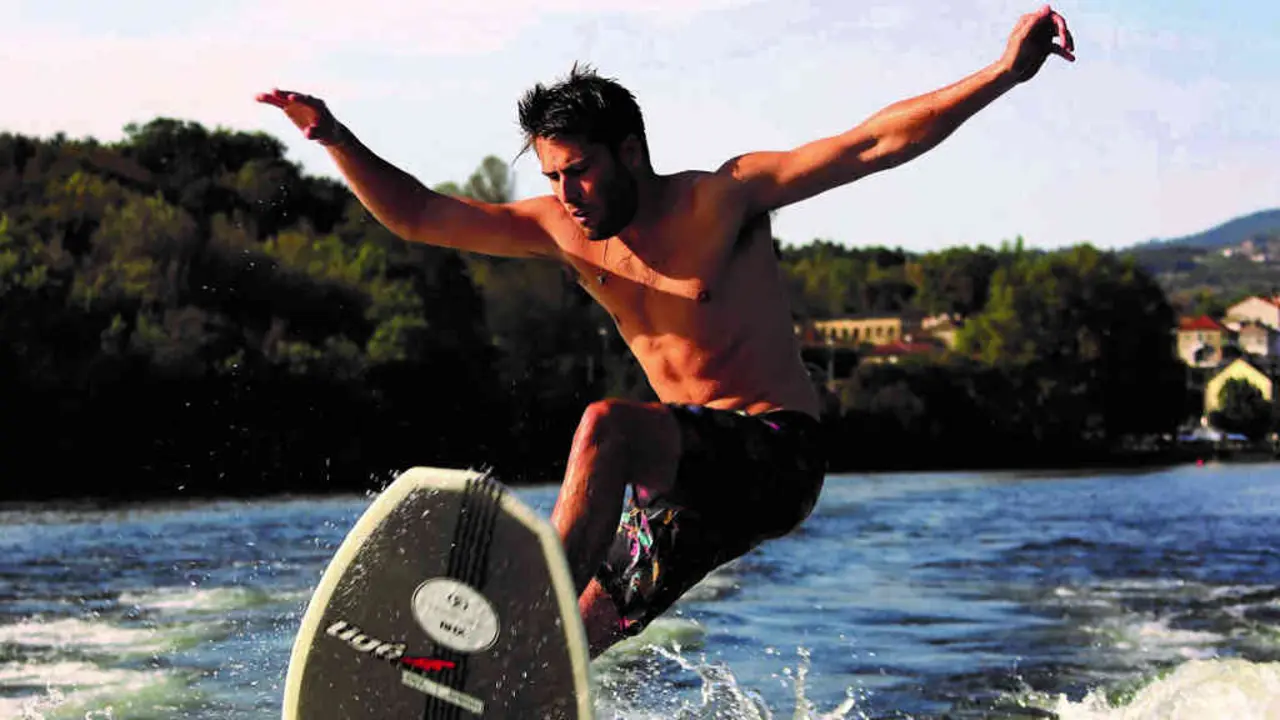 Antonio Castedo do San Telmo de Tui en wakesurf (Foto: Jacobo Pereira).
