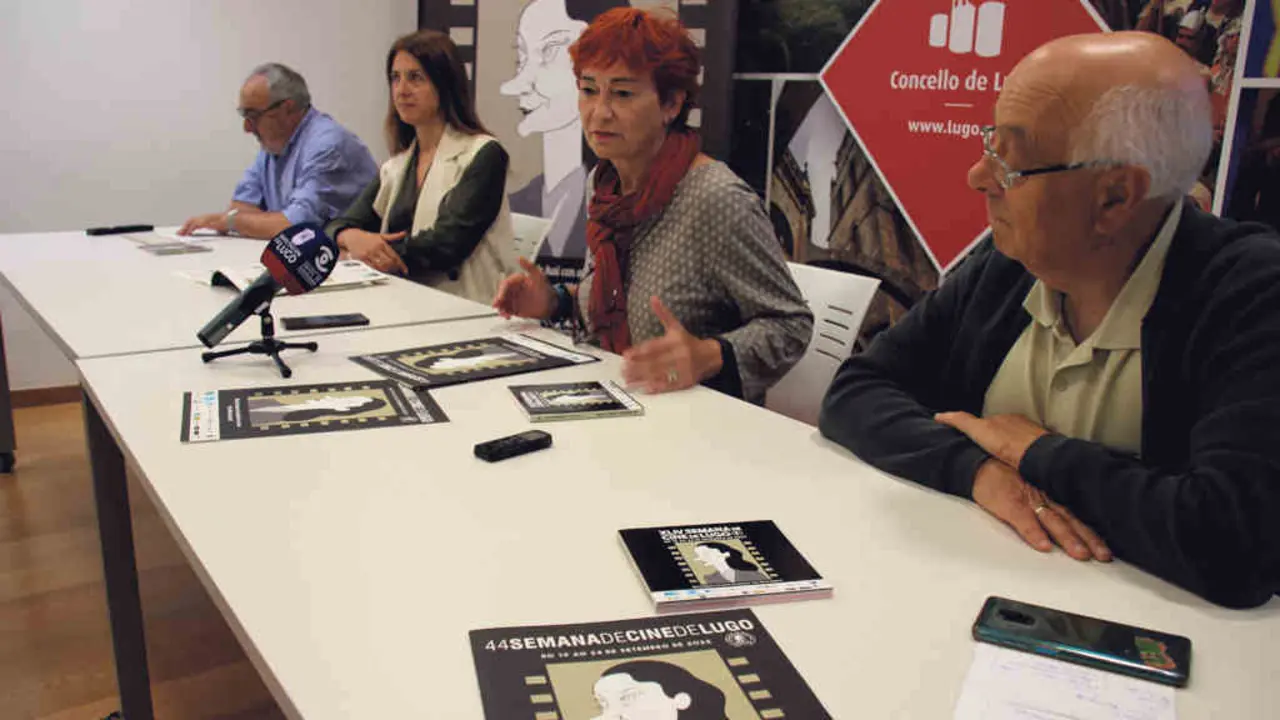 Maite Ferreiro (no centro) concelleira de Cultura de Lugo esta sexta feira (Foto: Concello de Lugo).