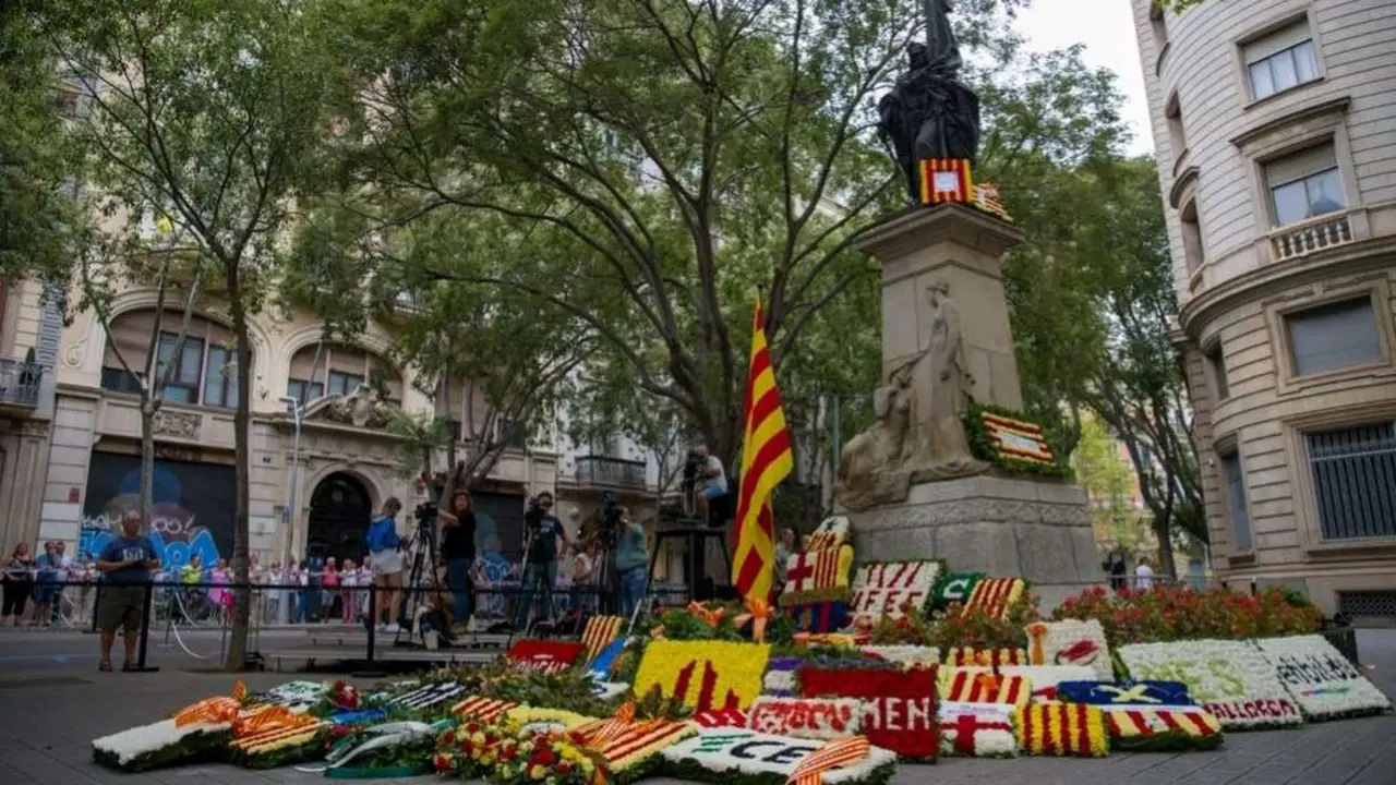 Ofrenda floral a Rafael Casanova. (Foto: Lorena Sopena / Europa Press)