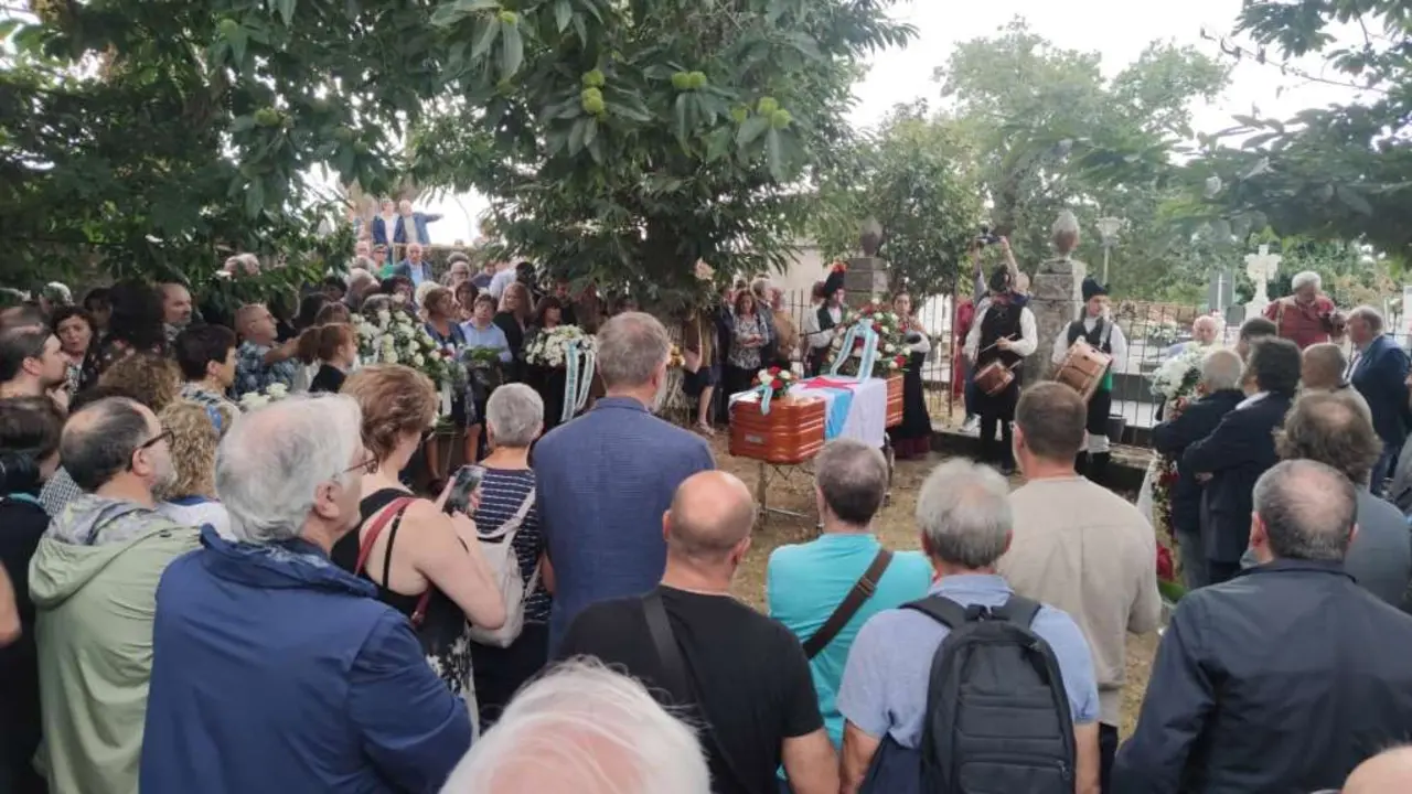 Decenas de persoas despediron a Saleta Goi esta segunda feira en Outeiro de Rei. (Foto: N&oacute;s Diario)