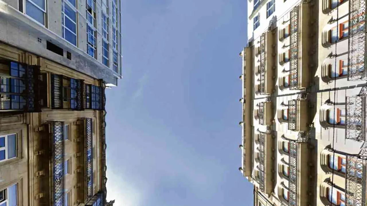 A r&uacute;a entre os edificios e o ceo.