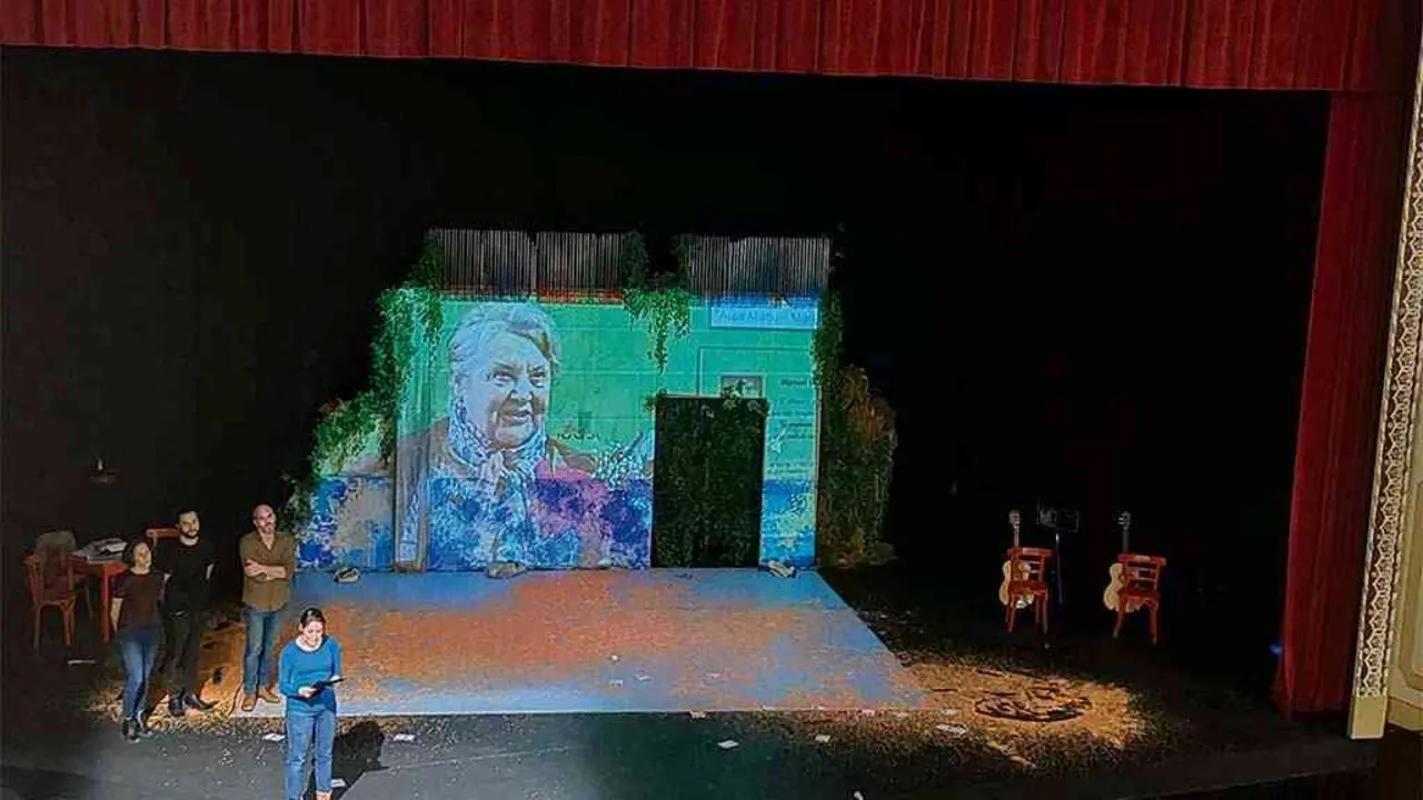 Melania Cruz, recitando un poema de Manuel Mar&iacute;a, en homenaxe a Saleta. (Foto: N&oacute;s Diario)