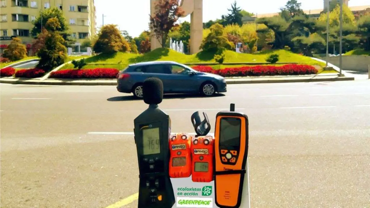 Toma de mostras da calidade do aire na praza de Am&eacute;rica de Vigo. (Foto: Ecoloxistas en Acci&oacute;n)