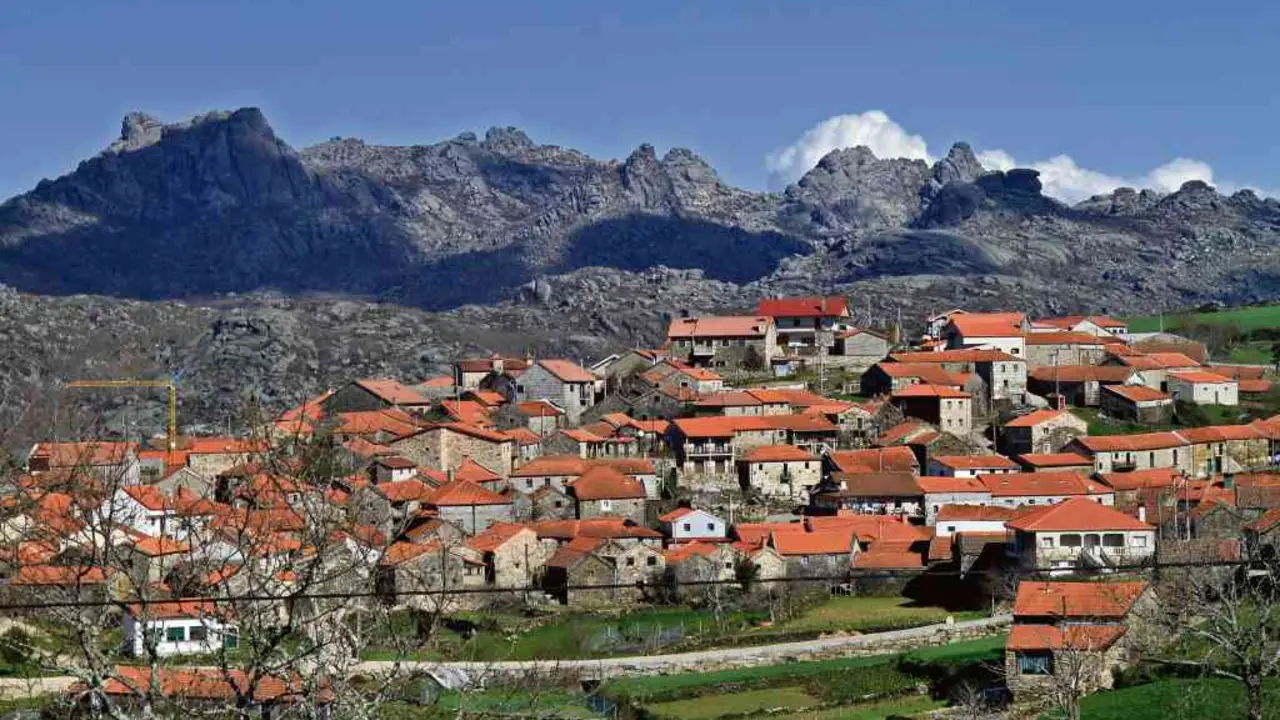Pit&otilde;es das J&uacute;nias &eacute; unha das aldeas portuguesas situadas a maior altitude (1.103 m), debaixo das Gralleiras, na serra do Xur&eacute;s/Ger&ecirc;s.