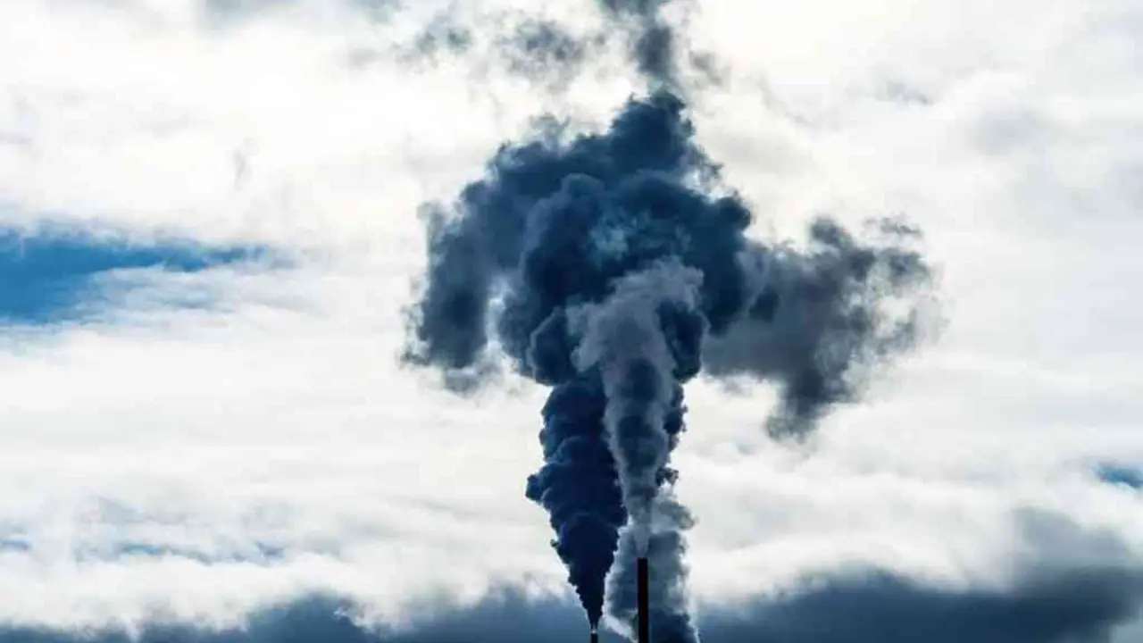 Emisi&oacute;n de carbono dunha central el&eacute;ctrica. (Foto: Europa Press)