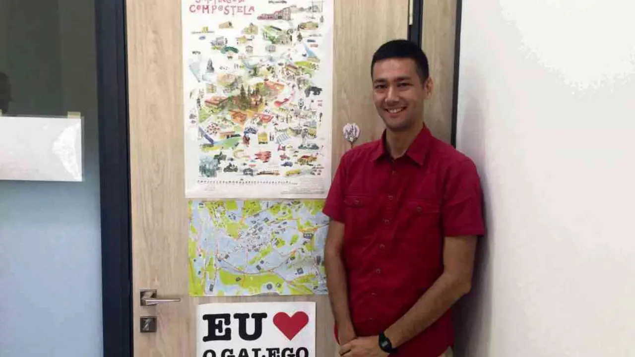 Rustam Turdibaev, no seu despacho de Compostela. (Foto: Serxio Pascual)