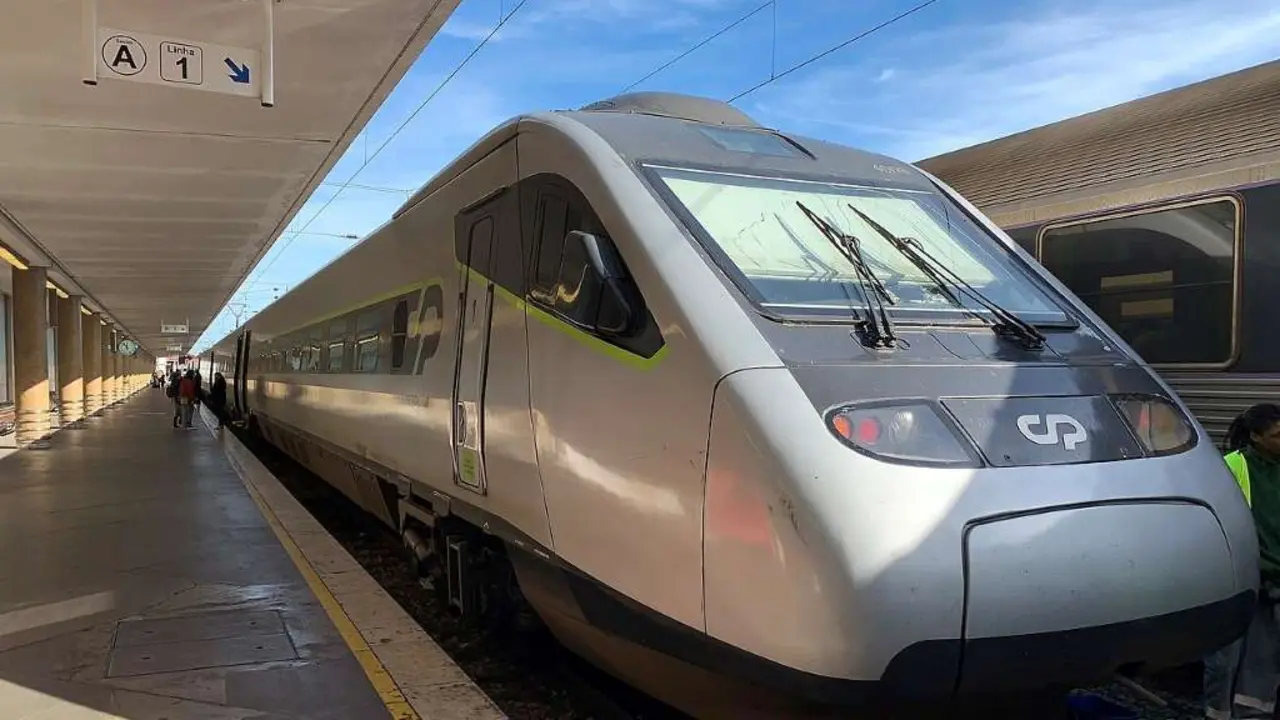Tren luso de alta velocidade. (Foto: Sergei Gussev - CC BY 2.0)