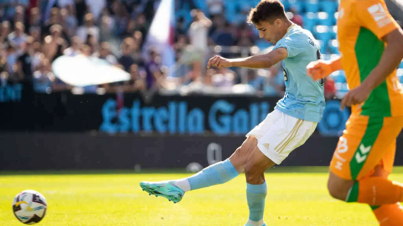 Forte disparo de Gabri Veiga en Bala&iacute;dos (Foto: RCCelta).