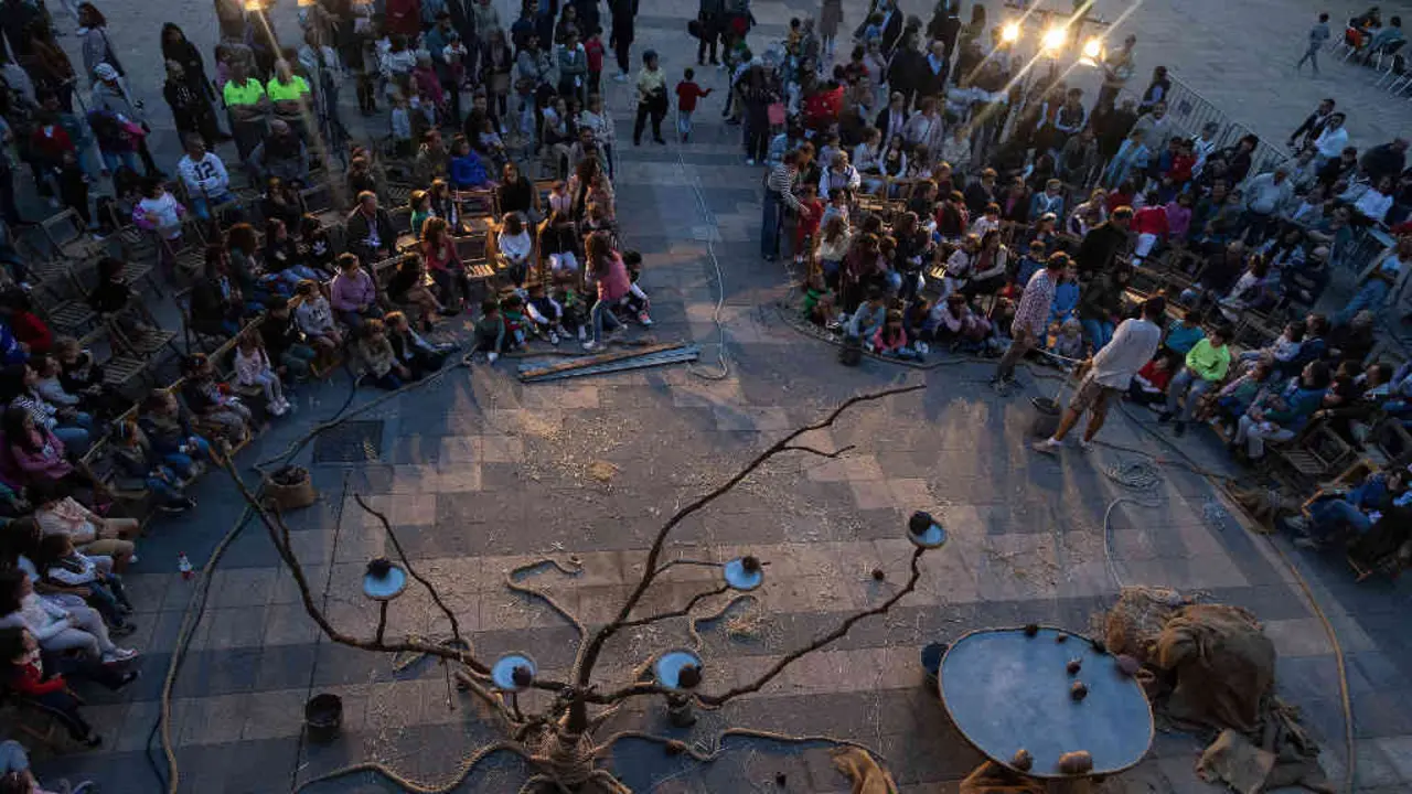 Actuaci&oacute;n a pasada sexta feira en Carballo da Compa&ntilde;&iacute;a d'es Tro, proxecto persoal de Guillem Vizca&iacute;no, co seu espect&aacute;culo 'Poi' (Foto: Vanesa R&aacute;bade).