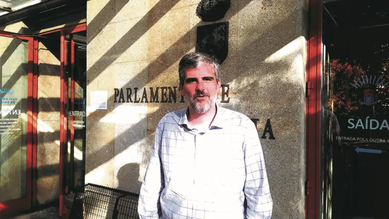 O parlamentario Mart&iacute;n Seco,  &aacute;s portas da C&aacute;mara galega. (Foto: N&oacute;s Diario)