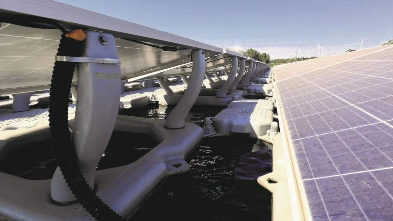 ARQUIVO | Exemplo de placas fotovoltaicas flotantes. (Foto: N&oacute;s Diario)