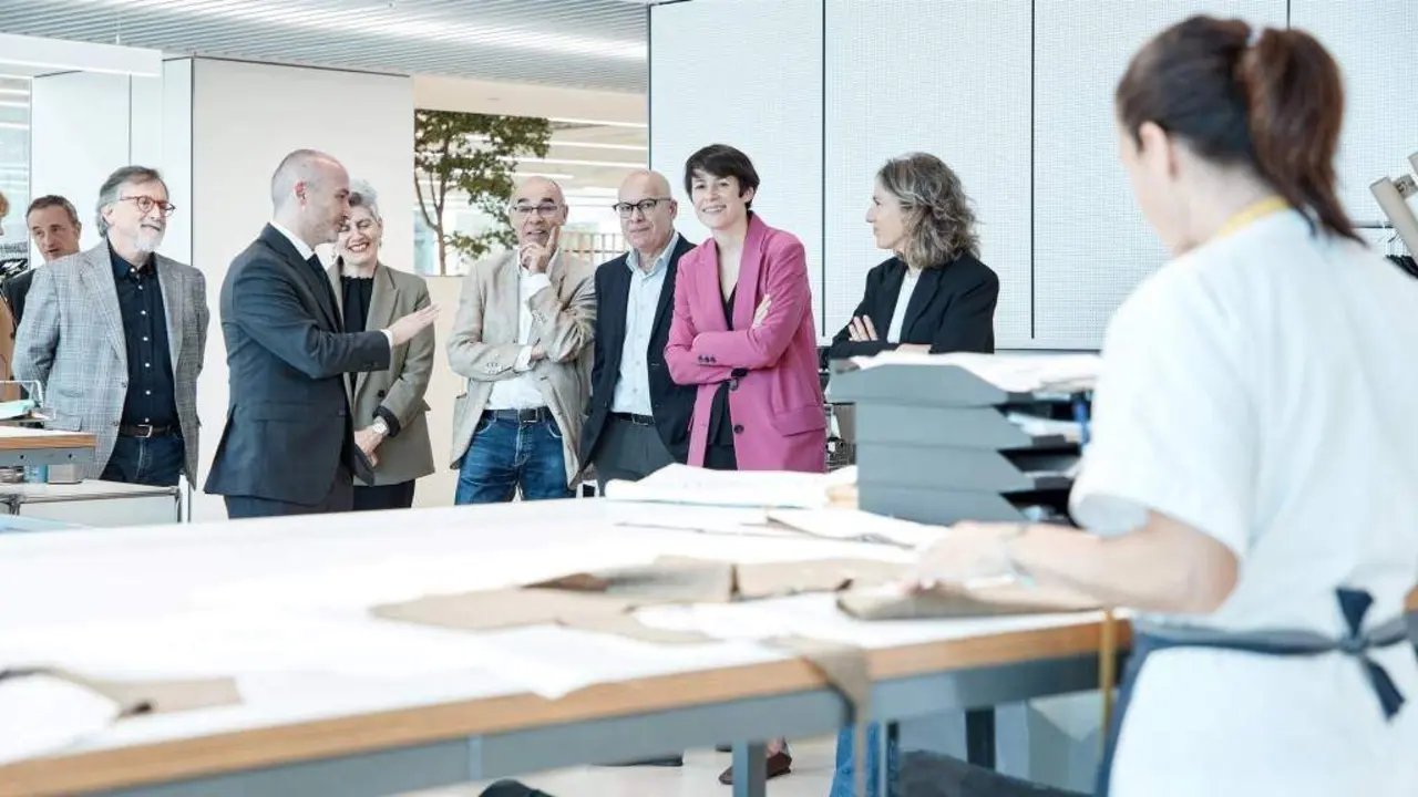 Visita dunha delegaci&oacute;n do Bloque &aacute;s instalaci&oacute;ns de Inditex en Arteixo. (Foto: BNG)