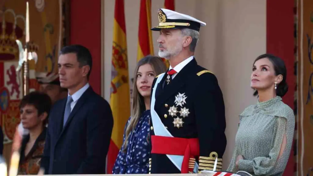 O presidente espa&ntilde;ol, Pedro S&aacute;nchez, e a familia real, no desfile militar deste 12 de outubro. (Foto: Europa Press)