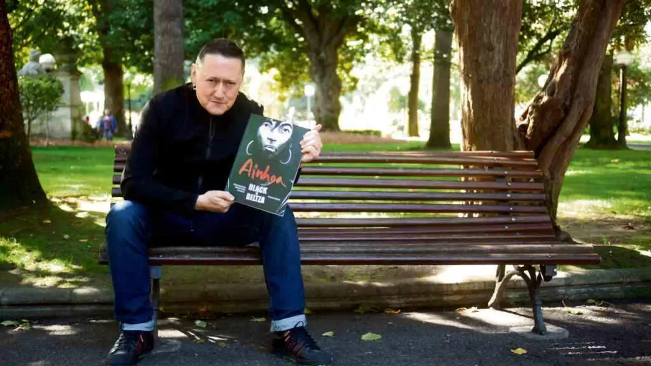 Ferm&iacute;n Muguruza, cun exemplar do seu novo libro na Coru&ntilde;a. (Foto: Manuel Barreiro)