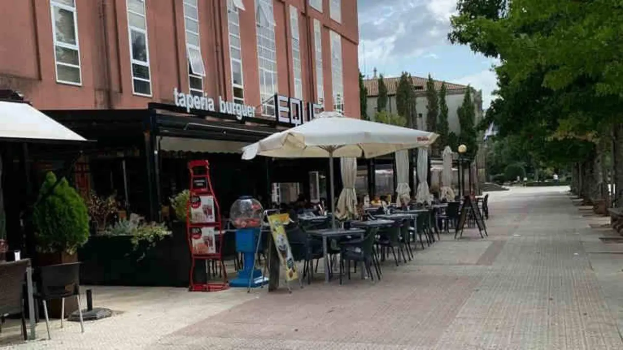 Estabelecementos hostaleiros na Alameda de Noia (Foto: N&oacute;s Diario).
