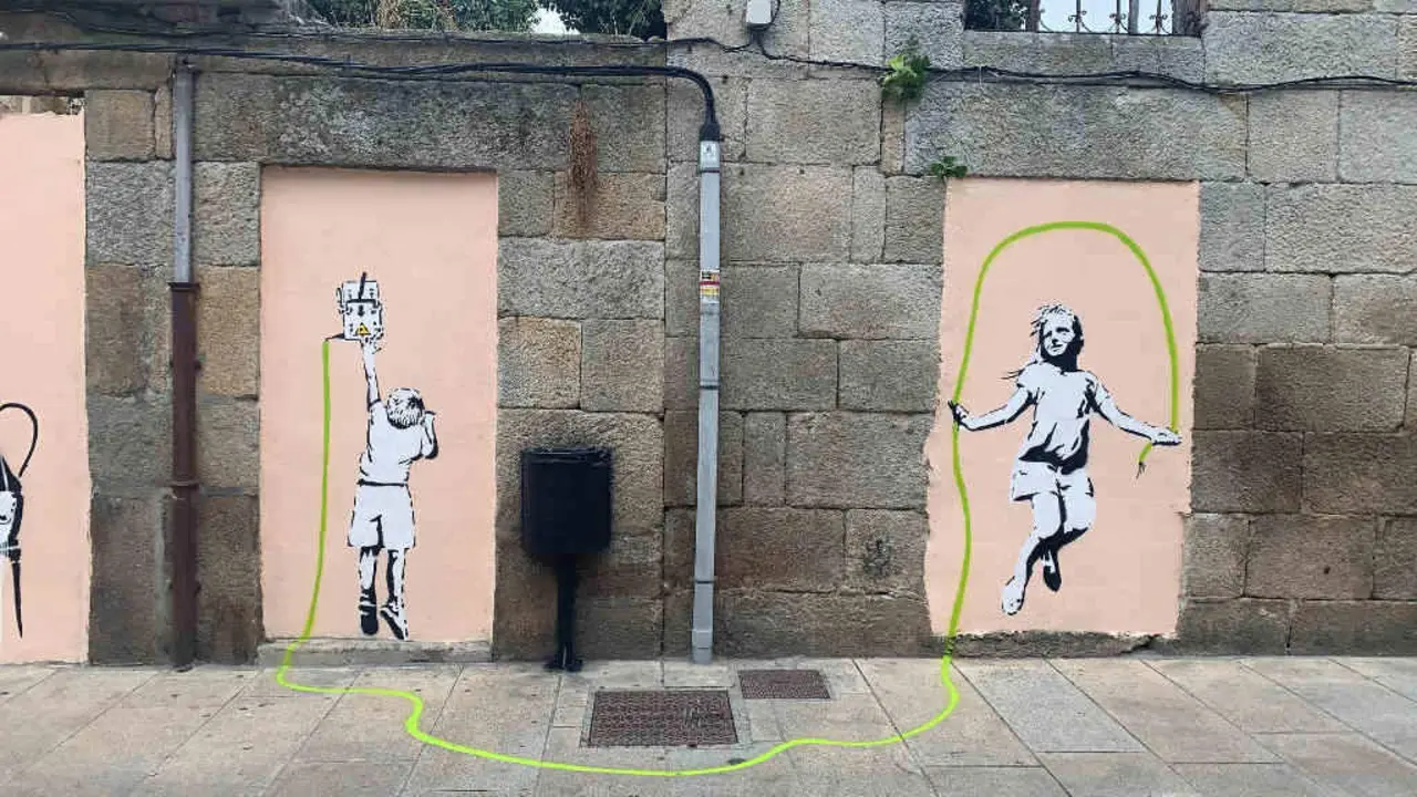 'Neno da caixa el&eacute;ctrica', que est&aacute; enlazado con 'Nena con corda', en Ver&iacute;n (Foto: N&oacute;s Diario).