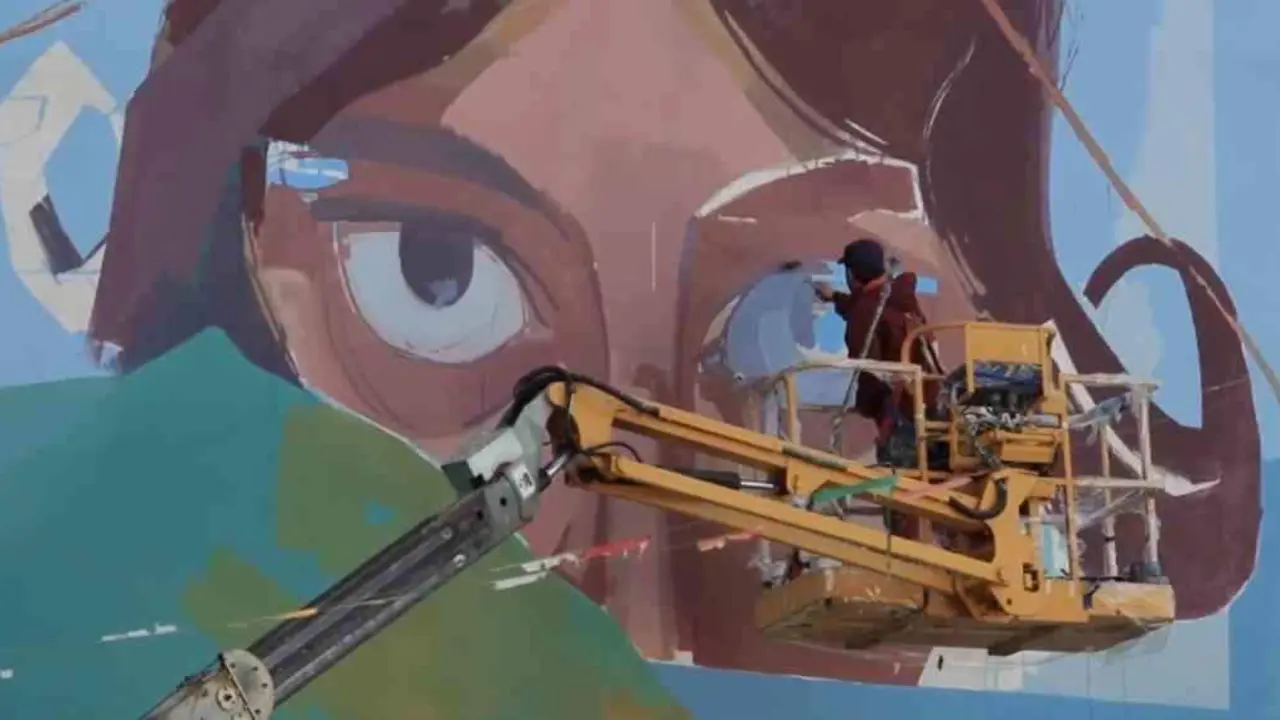 Realizaci&oacute;n dun mural no festival 'M&aacute;is que cor na Ribeira Sacra'. (Foto: Turismo da Ribeira Sacra)