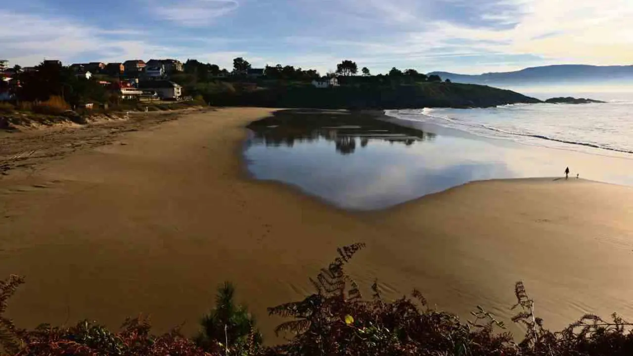Praia de Canelas. Ao fondo a punta Seame e o illote Papatim&oacute;ns.