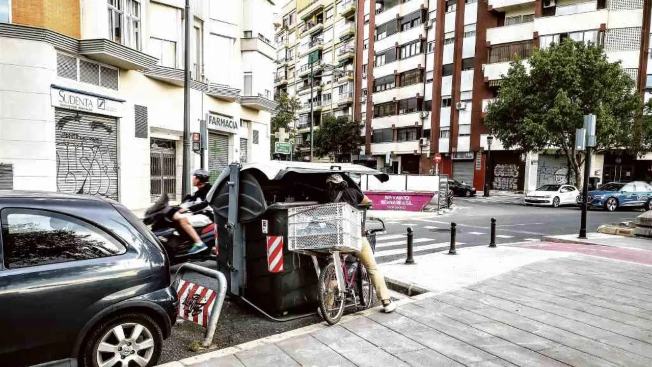 Un cidad&aacute;n buscando alimentos nun contedor de lixo en Santiago de Compostela. (Foto: N&oacute;s Diario)