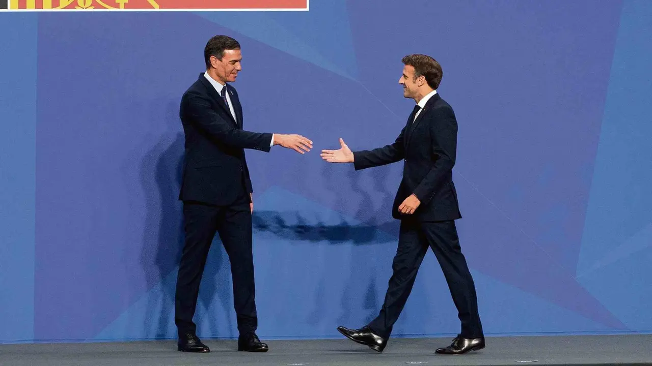 Pedro S&aacute;nchez e Enmanuel Macron nunha cimeira da OTAN (Foto: A. Ortega / Europa Press).
