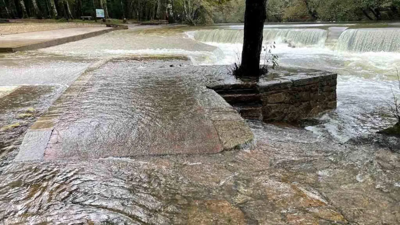 Crecida do r&iacute;o Verdugo ao seu paso polo concello de Ponte Caldelas. (Foto: Europa Press)
