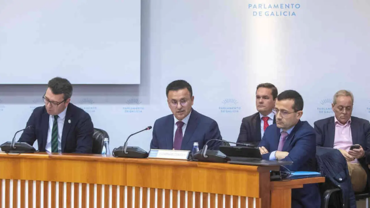 O conselleiro de Medio Rural (no centro), Jos&eacute; Gonz&aacute;lez, esta segunda feira no Parlamento da Galiza.
