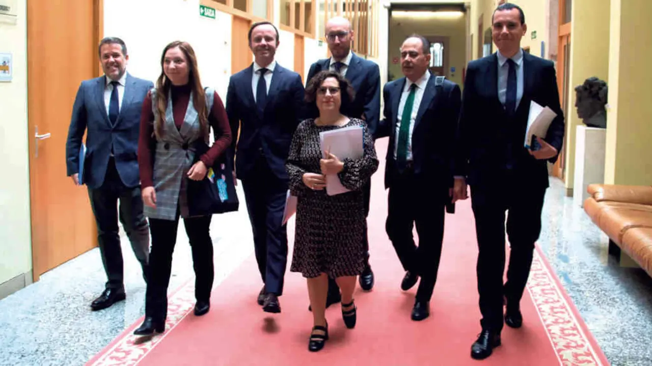 A secretaria xeral de Pol&iacute;tica Social, Mar&iacute;a Francisca G&oacute;mez, no centro, canda o equipo da Consellar&iacute;a, cami&ntilde;o da comparecencia (Xunta da Galiza).