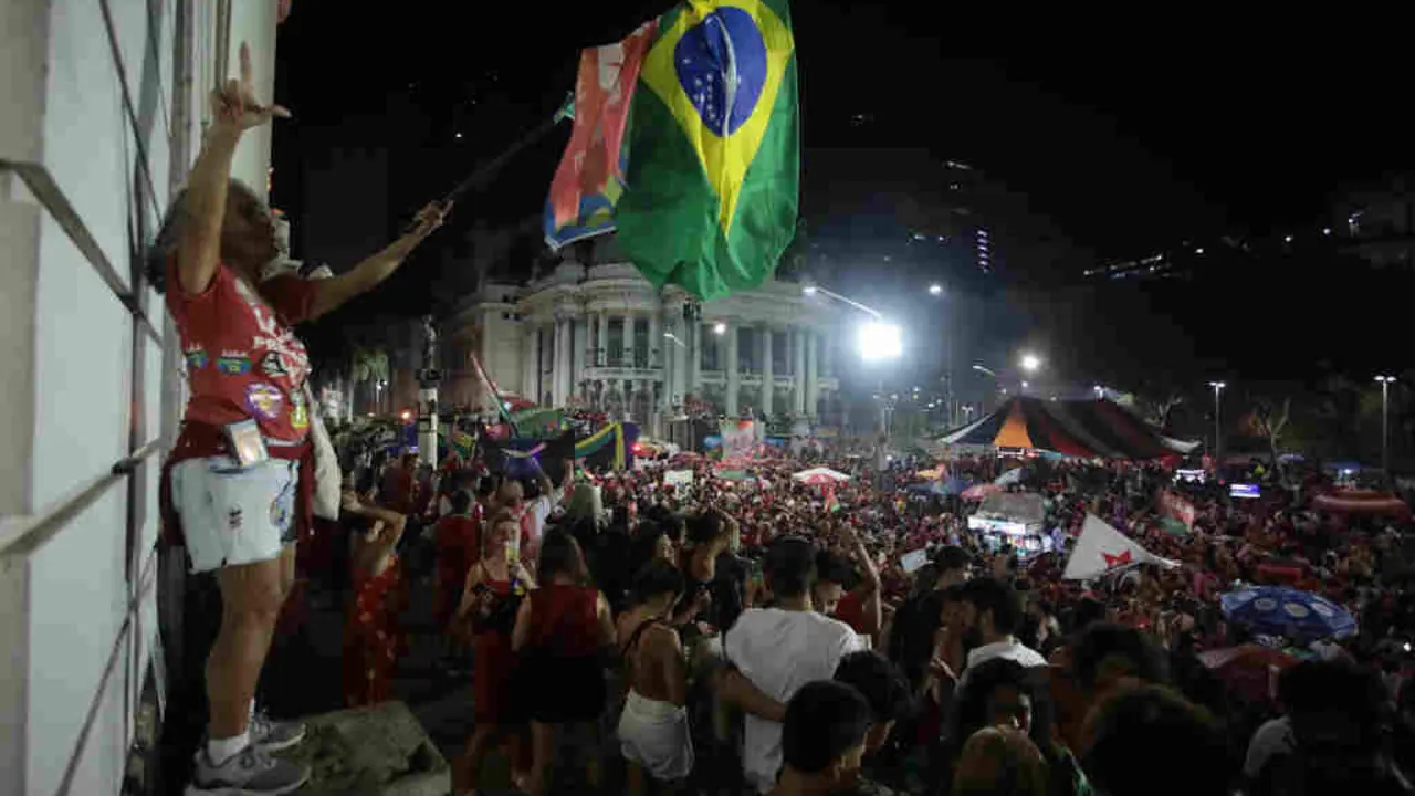 Seguidores de Lula da Silvia celebran en Rio de Janeiro a vitoria electoral. (Foto: Fernando Souza / dpa)