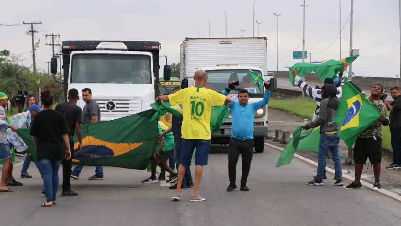 Protestas na fronteira brasileira con Paraguay esta terza feira (Foto: Jose Lucena / Zumapress).