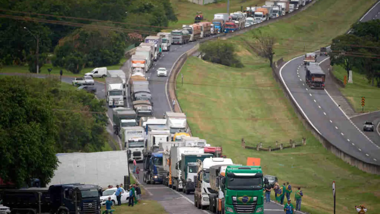 Bloqueo de estrada en Leme a segunda feira. (Foto: Igor Do Vale / ZUMA Press Wire / dpa)
