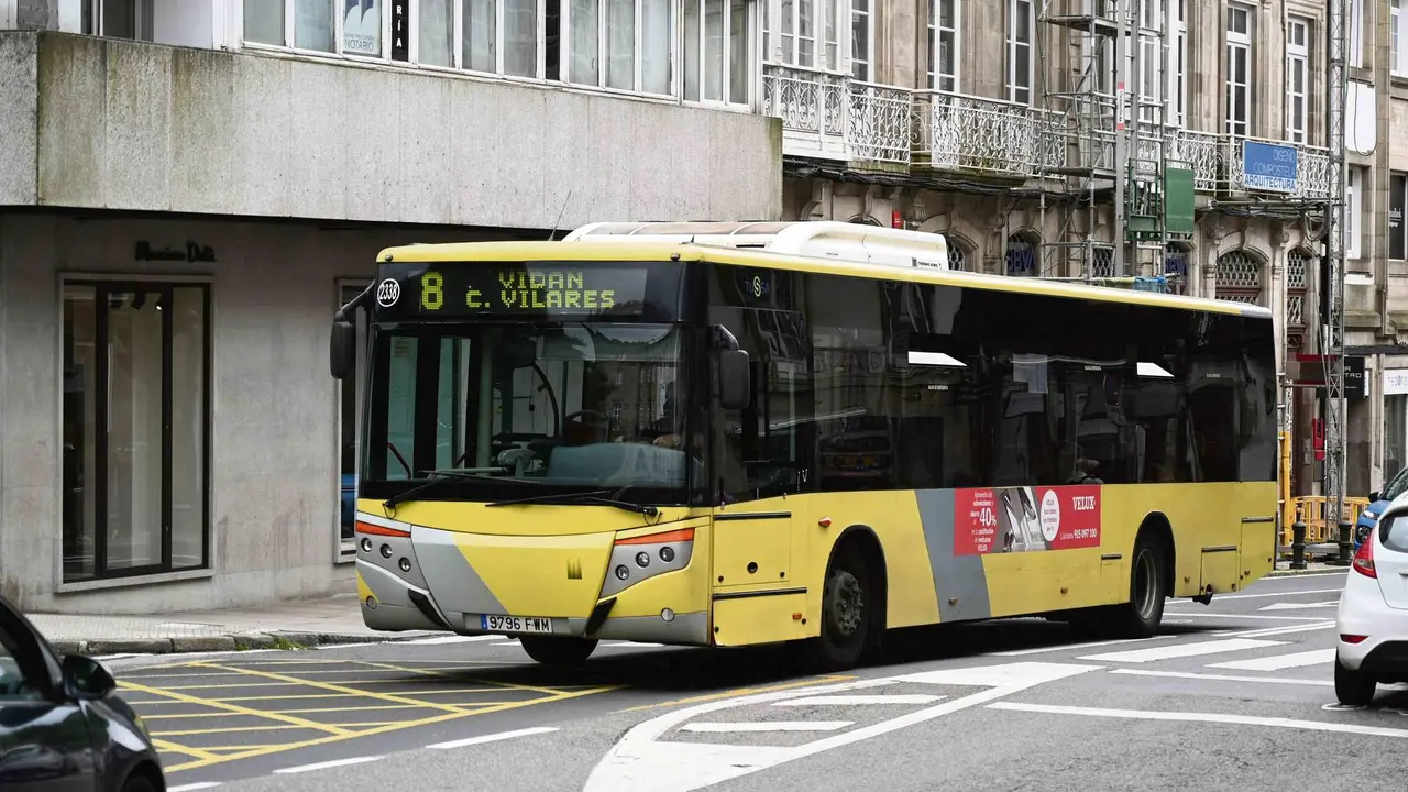 Un autob&uacute;s urbano transita pola capital galega (Foto: N&oacute;s Diario).