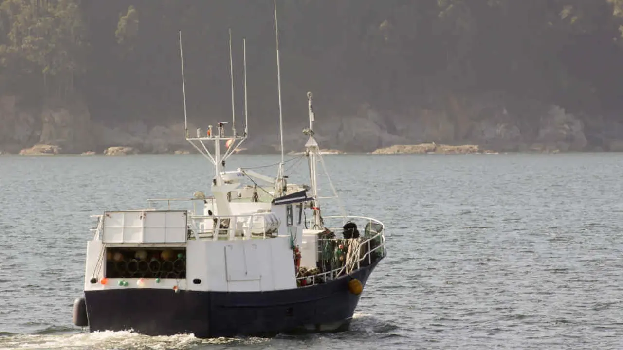 Un barco no porto de Viveiro (Foto: Carlos Castro / Europa Press).