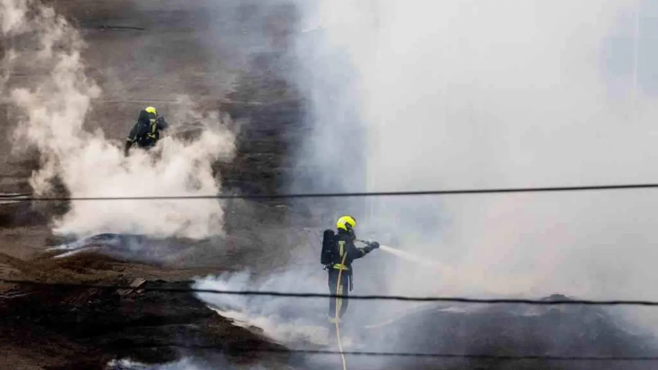 Labores de extinci&oacute;n do incendio na Pontesa. (Foto: Europa Press)