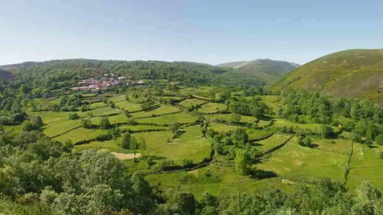 Queguas, asentada na aba solleira da serra.