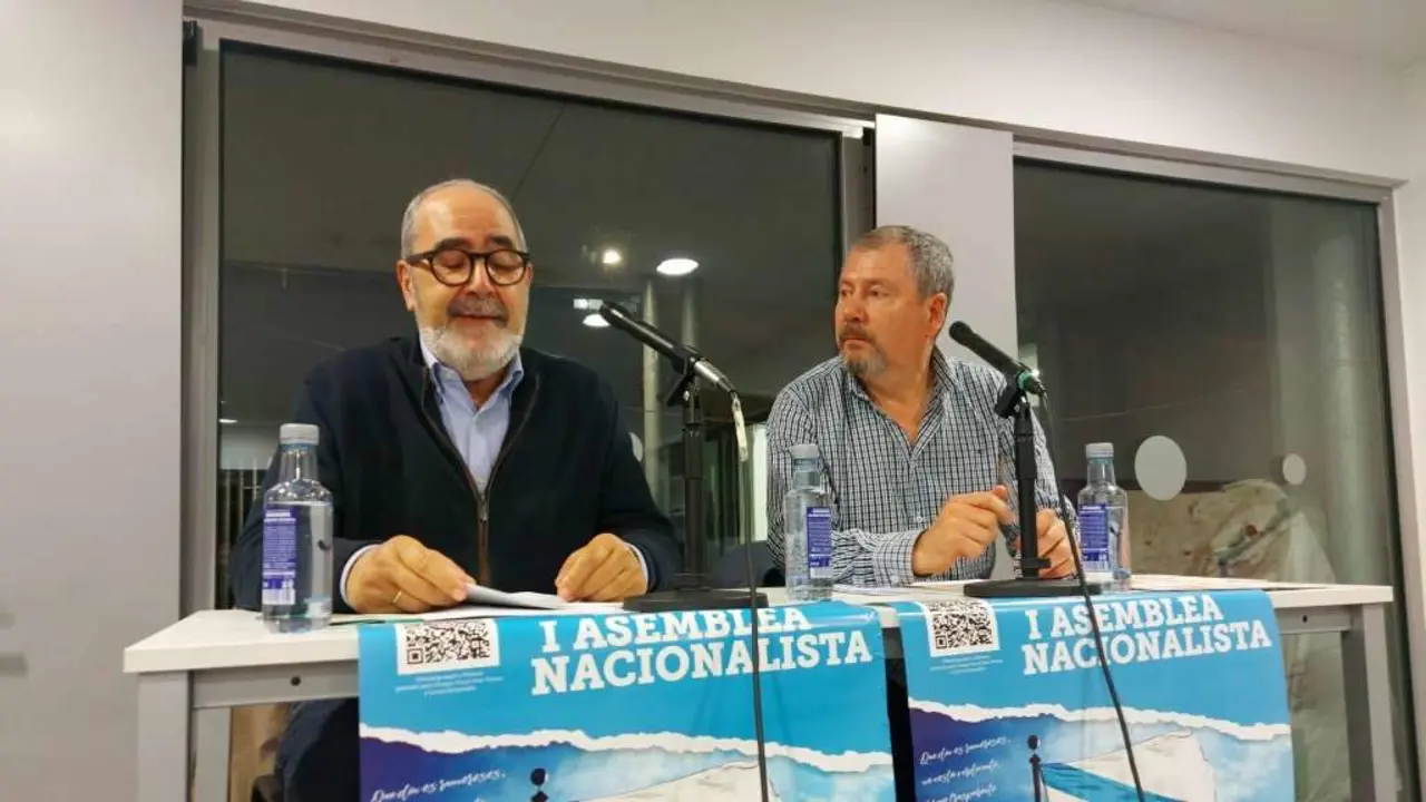 Manuel Ferreiro e Xo&aacute;n Costa presentaron onte en Ferrol 'Os s&iacute;mbolos nacionais da Galiza'. (Foto: N&oacute;s Diario)