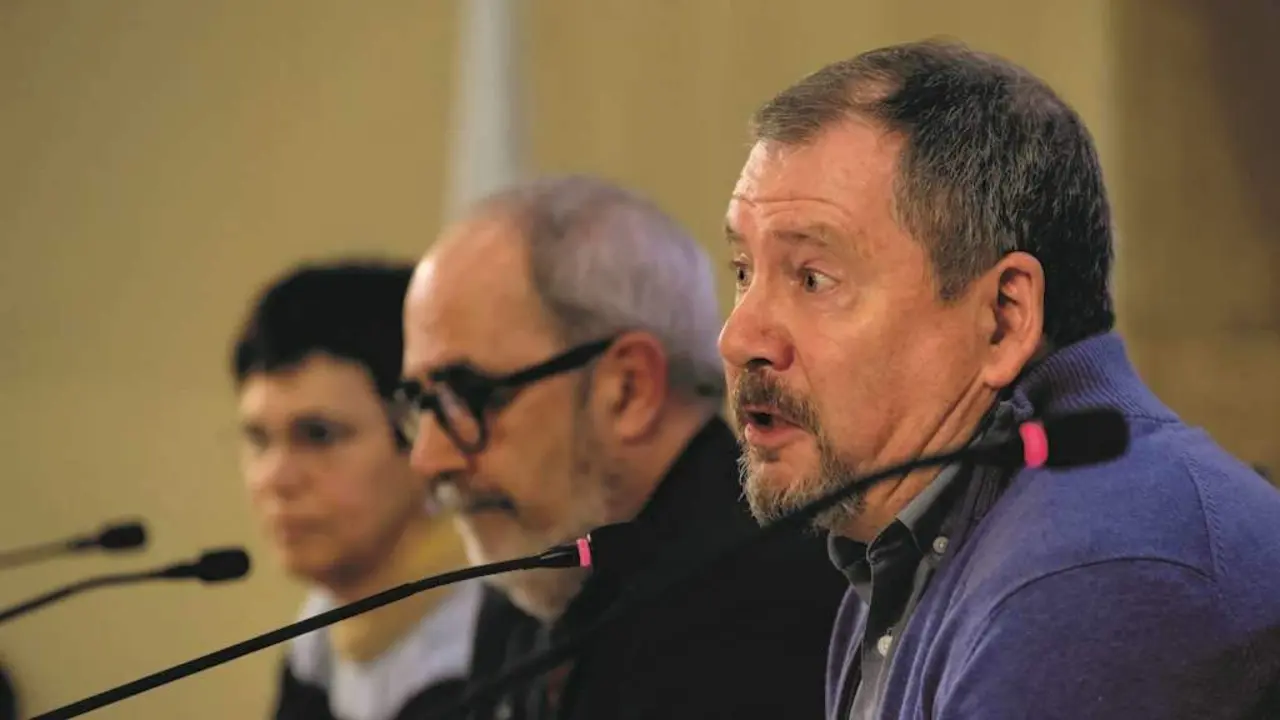 Manuel Ferreiro e Xo&aacute;n Costa debullaron o significado da bandeira e o himno nun acto moderado pola profesora Pilar Reino (V&iacute;a Galega). [Foto: Arxina]