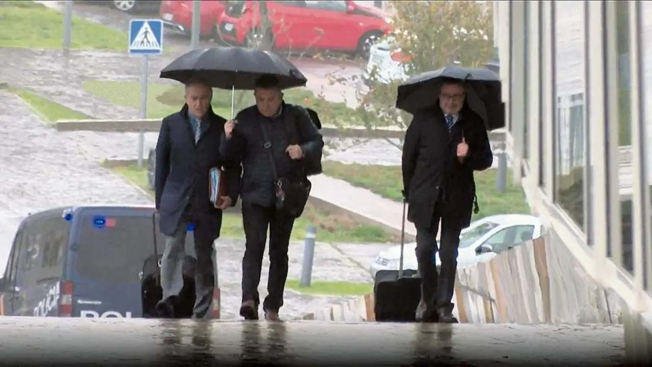 No centro, o formador de maquinistas, Manuel Gonz&aacute;lez S&aacute;nchez, chegando ao xu&iacute;zo, onte. (Foto: N&oacute;s Diario)