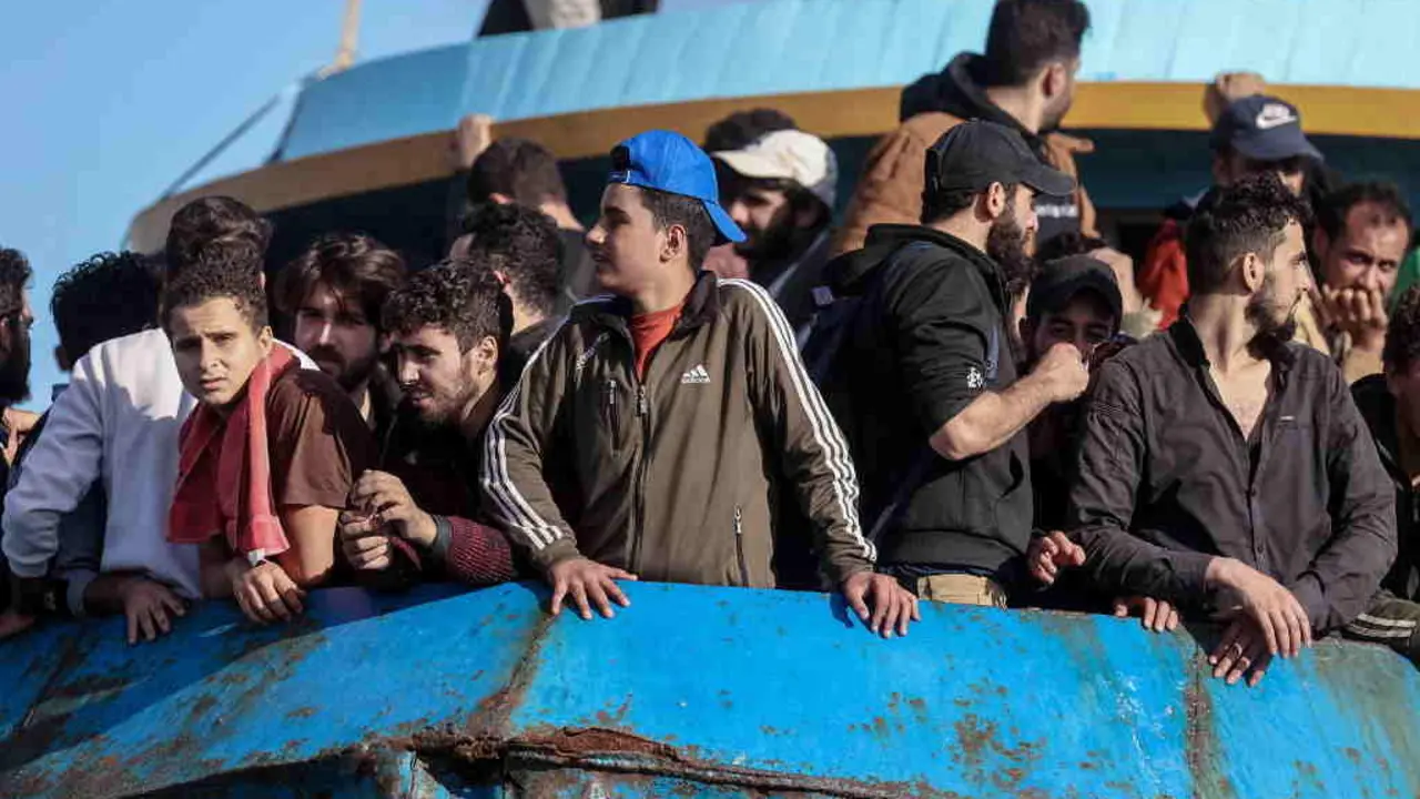 Arredor de 400 persoas ateigan un barco pesqueiro que chegou ao porto de Palaiochora, en Creta (Grecia), a pasada terza feira. (Foto: Eurokinissi / Eurokinissi via ZUMA / DPA)